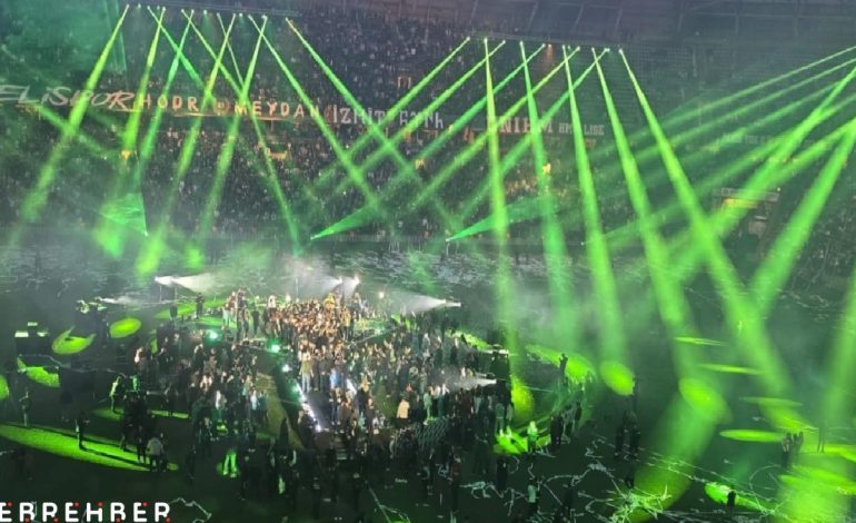 Şampiyon Kocaelispor kupasını taraftarı önünde kaldırdı