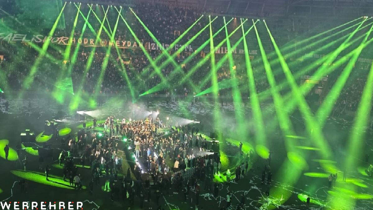 Şampiyon Kocaelispor kupasını taraftarı önünde kaldırdı