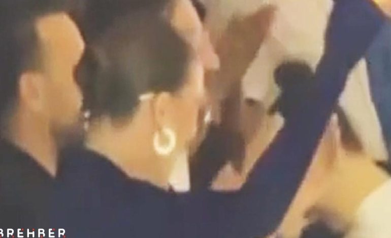Serenay Sarıkaya günler sonra ortaya çıktı! Katıldığı  defilede böyle döktürdü
