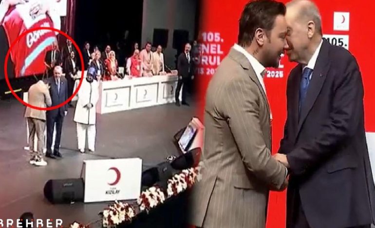 Sinan Akçıl, Erdoğan’ın elini öptü sonra da şarkı söyledi