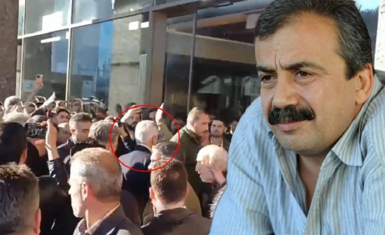 Sırrı Süreyya Önder’in hayatını kaybettiği hastaneye giden Mehmet Metiner yuhalandı