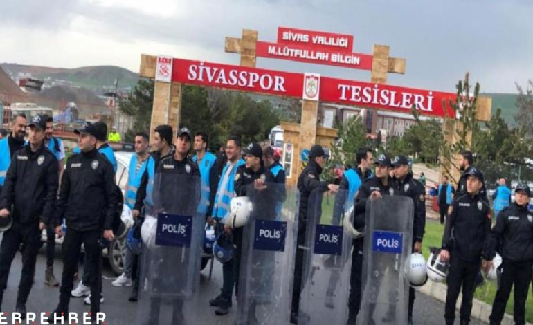 Sivasspor taraftarından tesislerin önünde protesto