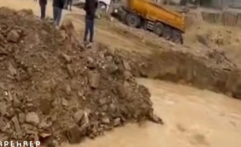 Sultangazi’de  boru patladı, cadde ve sokakları su bastı