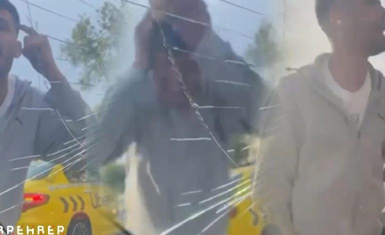 Taksici, sürücüye dehşeti yaşattı! Hem kendisini hem camları yumrukladı