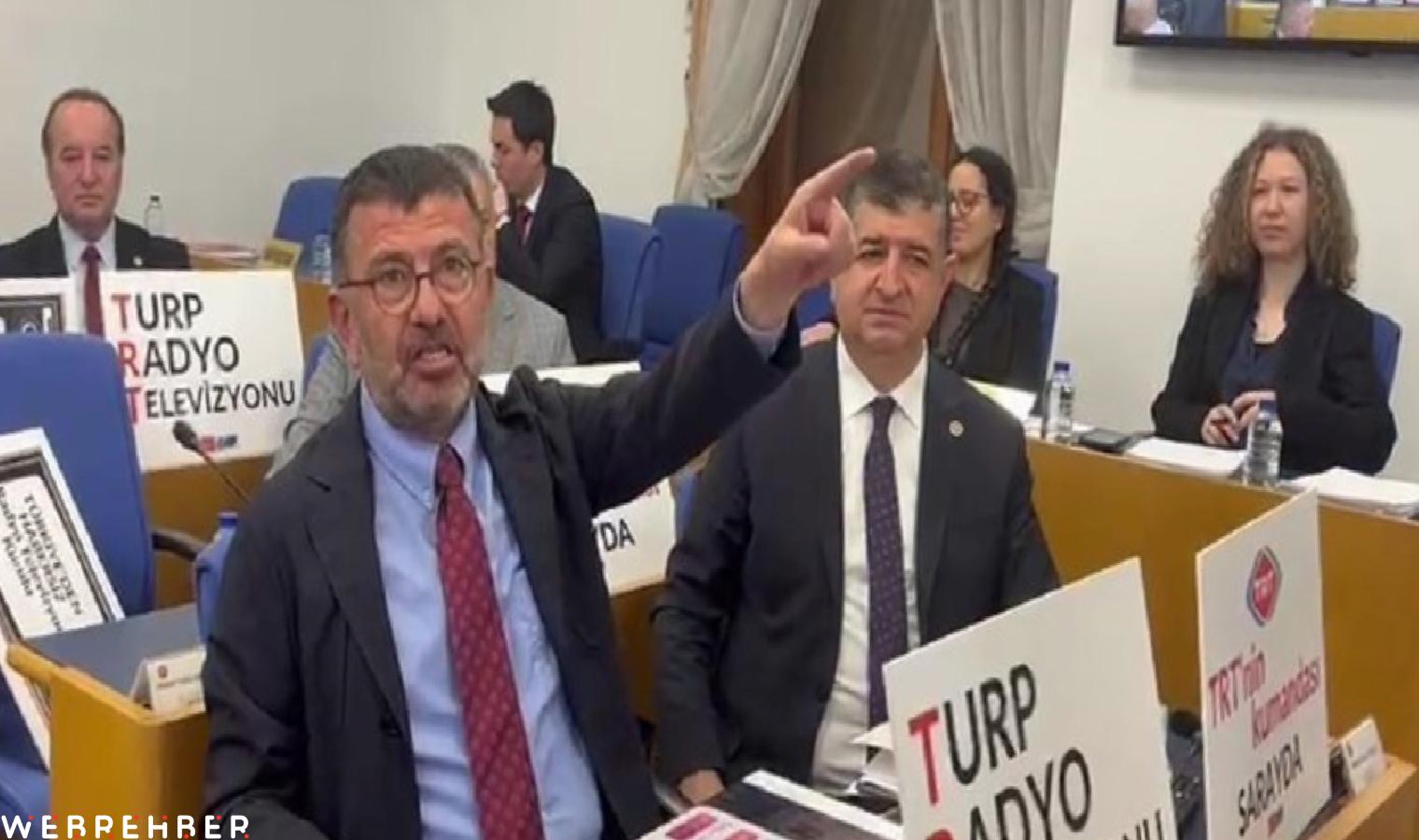 TBMM Plan ve Bütçe Komisyonu’ndaki görüşmelerde CHP’lilerden pankartlarla protesto: ‘Turp Radyo Televizyonu’