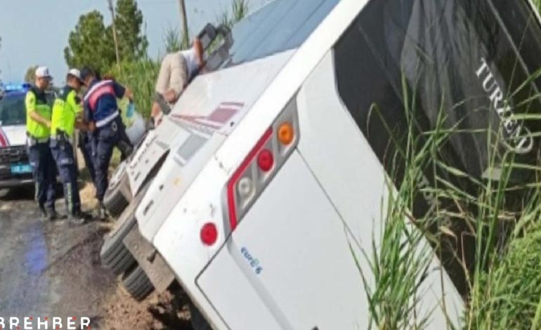 Turistleri taşıyan midibüs devrildi: 1 yaralı