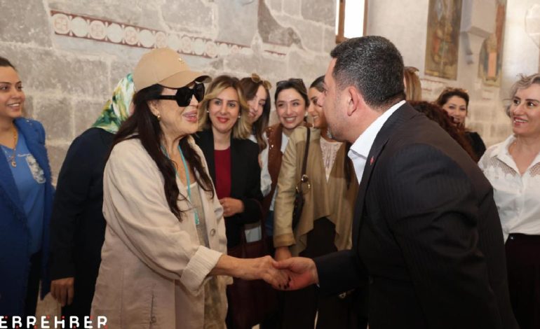 Türkan Şoray’dan Meryem Ana Kilisesi’ne ziyaret