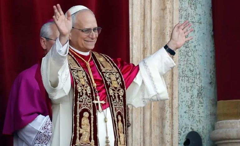 Vatikan’da yeni Papa halkı selamladı