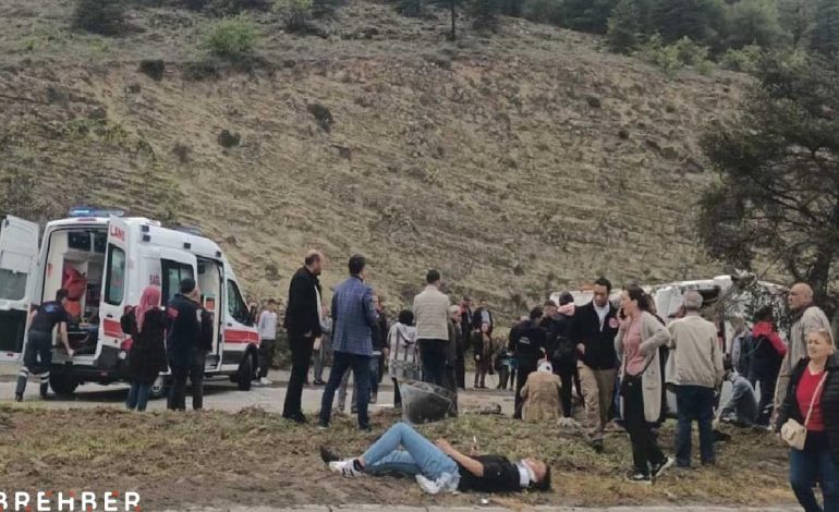 Yağmur kaza getirdi! Yolcu midibüsü devrildi: 16 yaralı