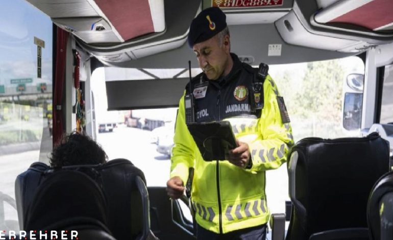 ‘Yolcu’ jandarma ekipleri şehirler arası otobüslerde denetimde