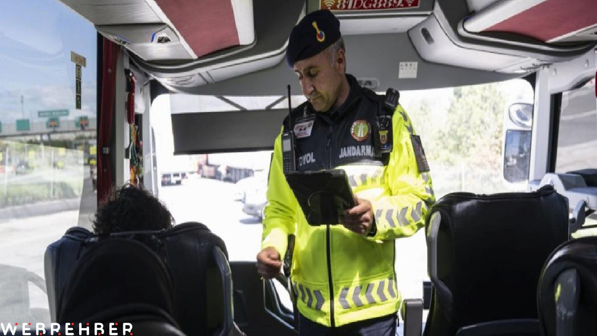 ‘Yolcu’ jandarma ekipleri şehirler arası otobüslerde denetimde