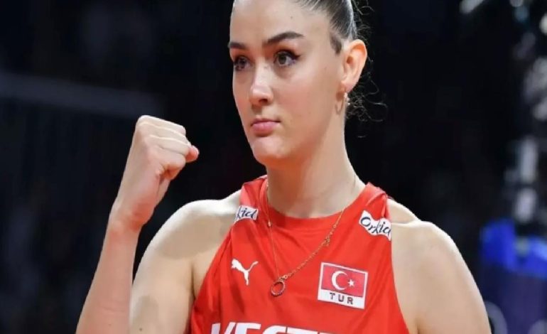 Zehra Güneş Vegas’ta! Tatil kombinine beğeni yağdı